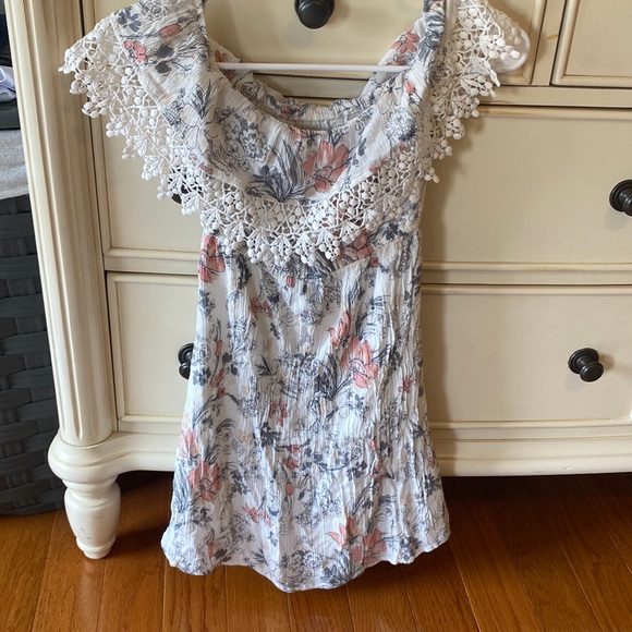 The brand is Abercrombie and fitch size xs in womens - Picture 1 of 4